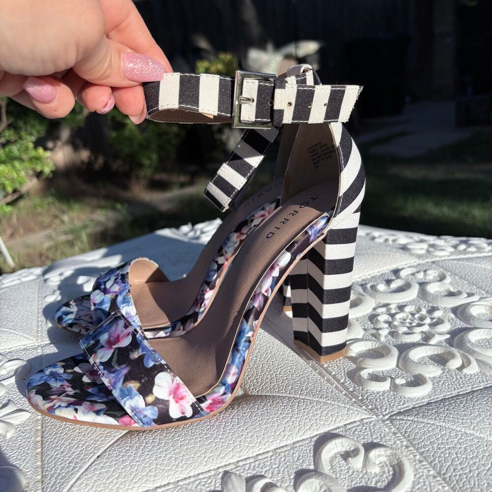 TORRID Ankle Strap Striped Chunky Heel Sandals size 8W
New - Picture 5 of 9